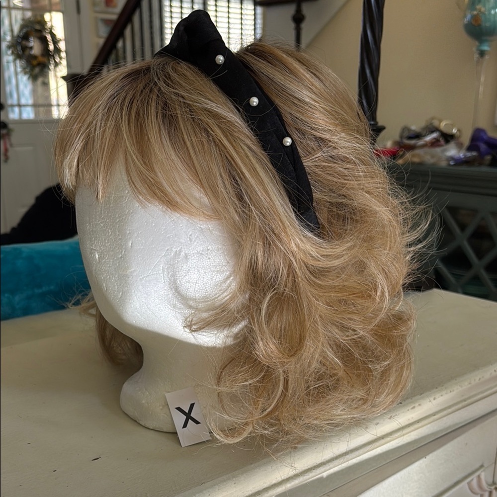 Blonde Hairdo Wig Ajustability